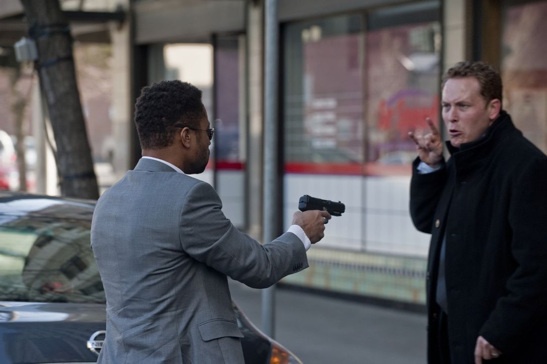 Kaum hat Allan (Cole Hauser, r.) den Killer Jonas Arbor (Cuba Gooding Jr., l.) kennengelernt, da wird er auch schon in ein mörderisches Spiel gezog... - Bildquelle: 2011 Sony Pictures Worldwide Acquisitions Inc. All Rights Reserved