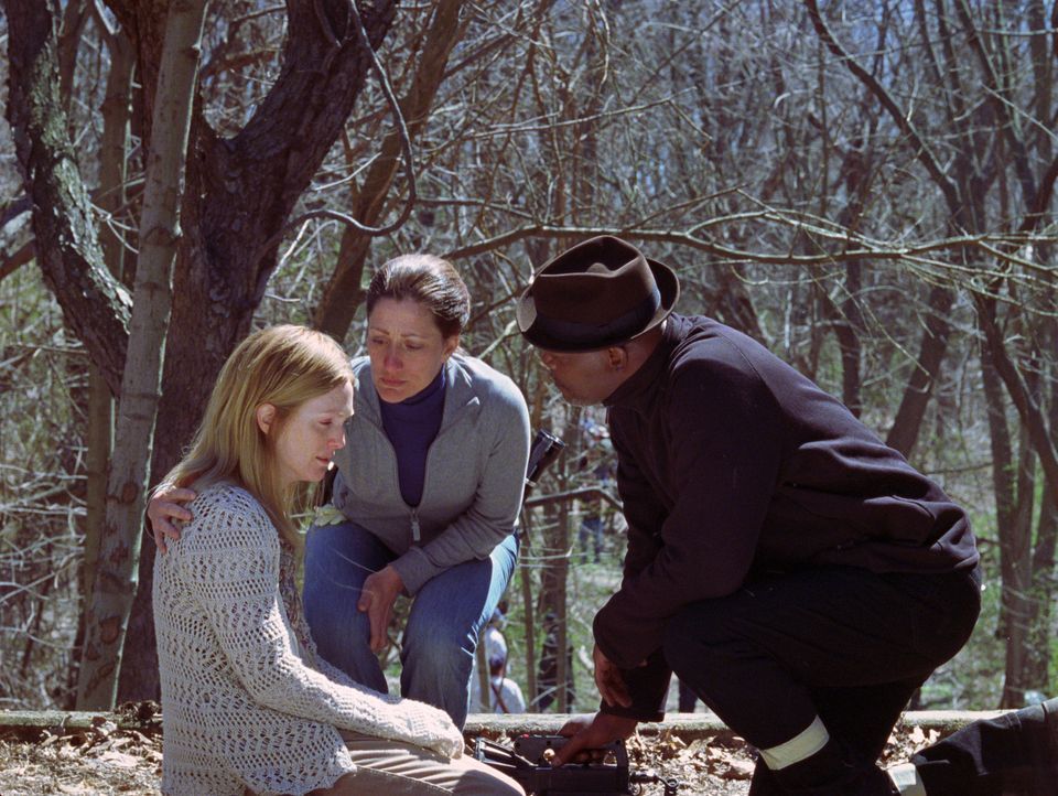 Kommen Brendas (Julianne Moore, l.) Geheimnis fast zu spät auf die Spur: Karen (Edie Falco, M.) und Detective Council (Samuel L. Jackson, r.) ... - Bildquelle: Sony Pictures Television International. All Rights Reserved.
