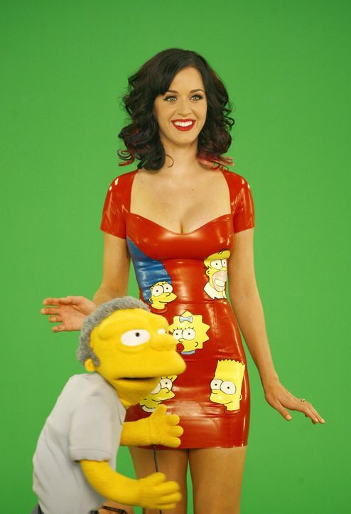 Endlich mal eine Frau nach Moe's (l.) Geschmack: Katy Perry (r.) ist zu Gast bei den Simpsons. - Bildquelle: und TM Twentieth Century Fox Film Corporation - Alle Rechte vorbehalten