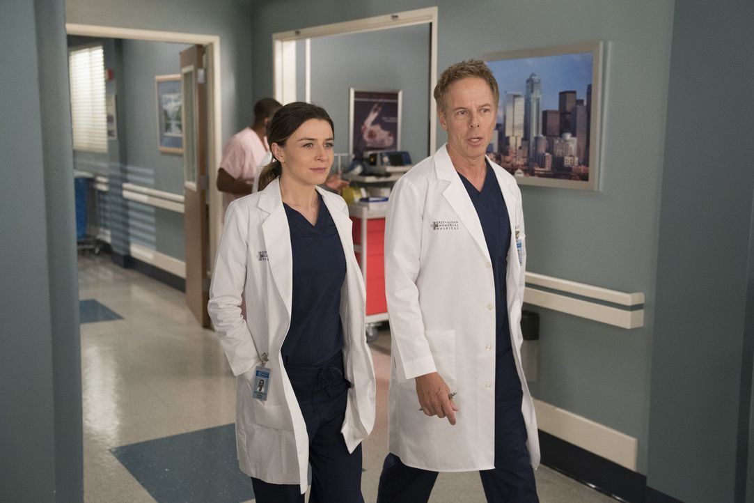 Amelia (Caterina Scorsone, l.) und Tom (Greg Germann, r.) wollen mit Hilfe von Ultraschall-Wellen einen Jungen von seinem Gehirntumor befreien. Doch... - Bildquelle: Mitch Haaseth 2017 American Broadcasting Companies, Inc. All rights reserved./Mitch Haaseth