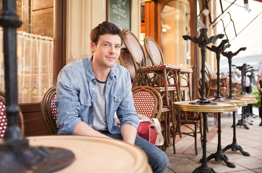 Zunächst versucht Owen (Cory Monteith) mit Hilfe eines Heiratsantrags Emmas Trip nach Paris zu verhindern. Dann taucht er dort auf - und das Chaos i... - Bildquelle: Larry D Horricks 2011 Twentieth Century Fox Film Corporation. All rights reserved.