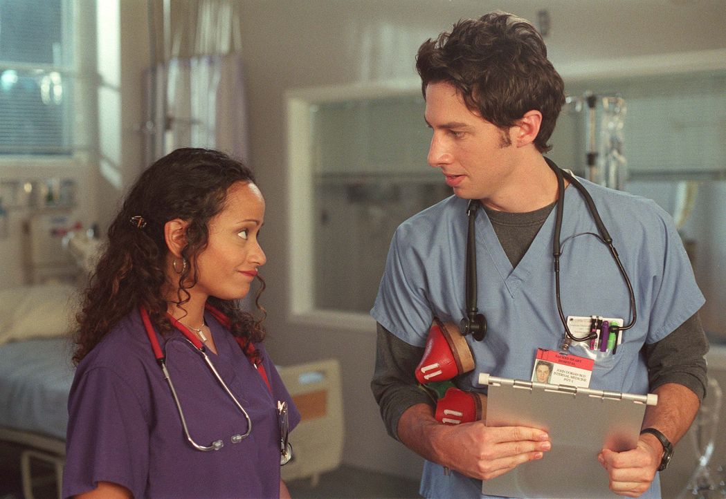 J.D. (Zach Braff, r.) leidet sehr darunter, dass Turk seine Zeit ausschließlich mit Carla (Judy Reyes, l.) verbringt und nichts mehr mit ihm unterni... - Bildquelle: Touchstone Television