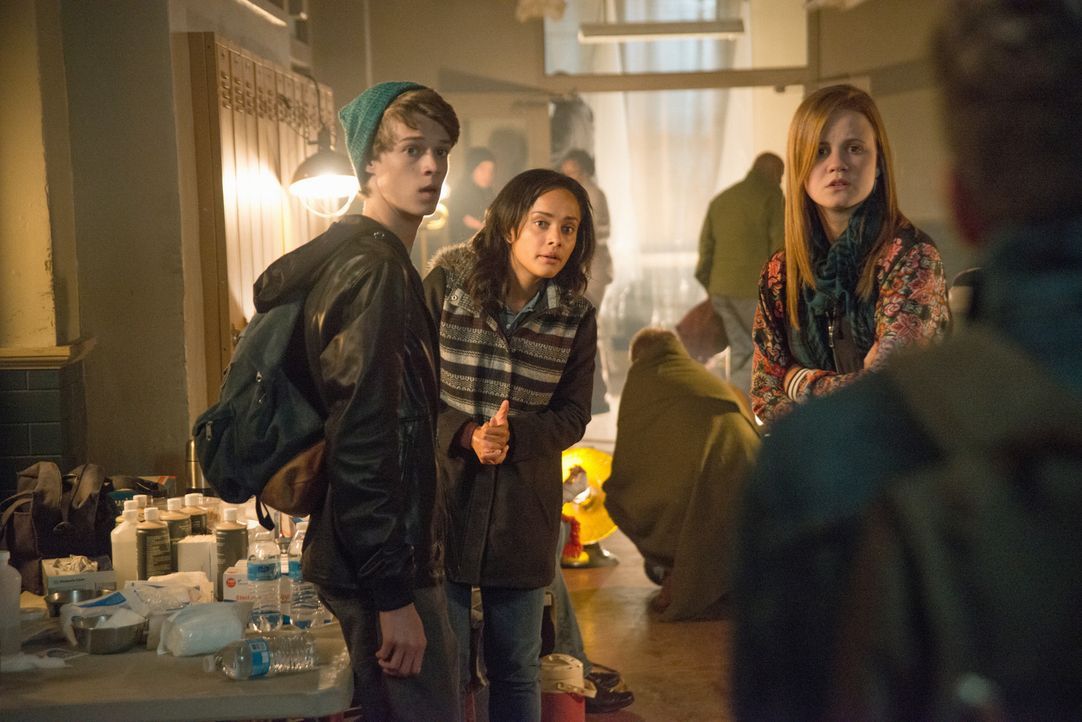Noch glauben Joe (Colin Ford, l.), Rebecca (Karla Crome, M.) und Norrie (Mackenzie Lintz, r.), dass die eisigen Temperaturen ihr größtes Problem sin... - Bildquelle: 2014 CBS Broadcasting Inc. All Rights Reserved.