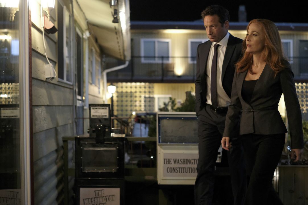 Müssen sich mit zwei psychisch labilen, telepathischen Zwillingen auseinandersetzten: Mulder (David Duchovny, l.) und Scully (Gillian Anderson, r.)... - Bildquelle: Shane Harvey 2017 Fox and its related entities.  All rights reserved.