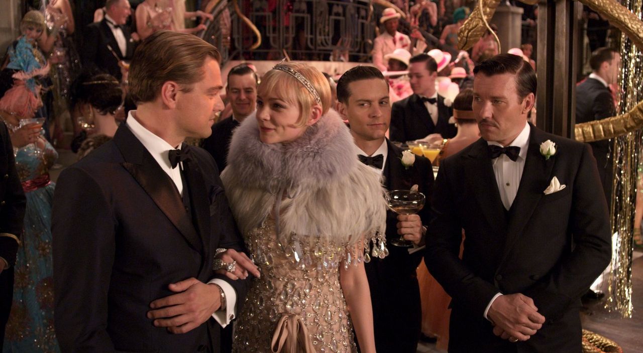 Die Liebe zwischen Gatsby (Leonardo DiCaprio, l.) und Daisy (Carey Mulligan, 2.v.l.) droht, auch das Leben von Nick (Tobey Maguire, 2.v.r.) und Tom... - Bildquelle: 2012 Warner Brothers