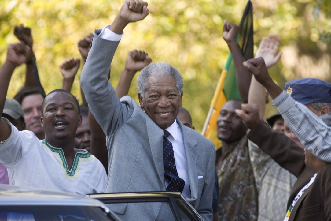 27 Jahre war Nelson Mandela (Morgan Freeman, M.) wegen seines Widerstands gegen die Apartheid eingekerkert. Nun wird er zum ersten schwarzen Präside... - Bildquelle: Warner Bros.