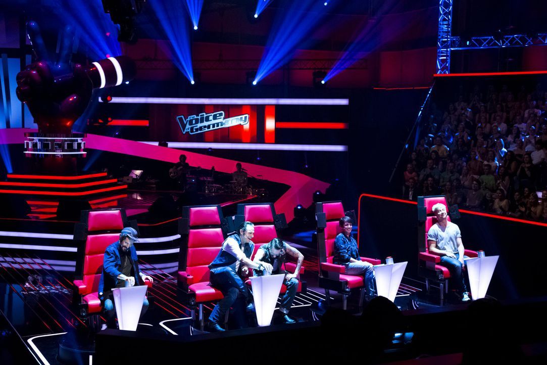 It's new, but still The Voice: Bei "The Voice of Germany" nehmen die Coaches Nena (2.v.r.), Max Herre (l.), Samu Haber (r.), Alec Völkel aka Boss B... - Bildquelle: Richard Hübner SAT.1/ProSieben