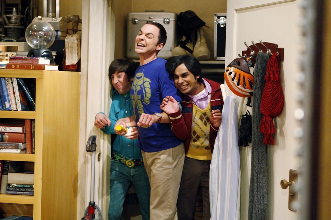 Sheldon (Jim Parsons, M.), Rajesh (Kunal Nayyar, r.) und Howard (Simon Helberg, l.) hören eine Grille zirpen. Sheldon behauptet, aus der Häufigkei... - Bildquelle: Warner Bros. Television