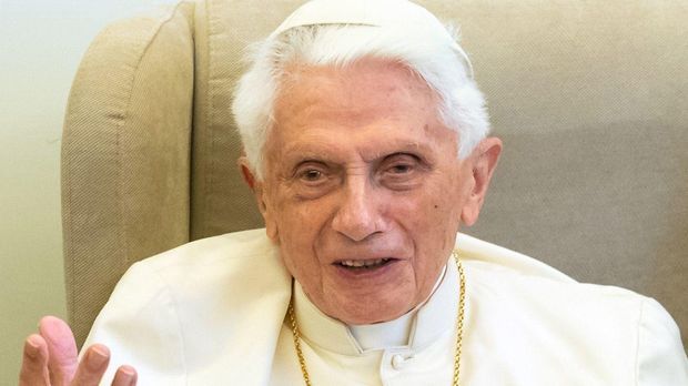 Missbrauch in Kirche: Papst Benedikt XVI. entschuldigt sich