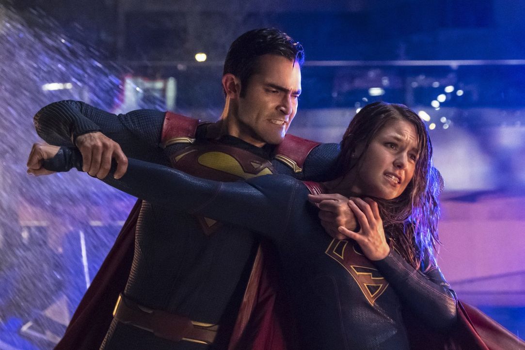 Zwischen Superman (Tyler Hoechlin, l.) und Supergirl (Melissa Benoist, r.) entfacht ein wilder Kampf, den nur einer gewinnen kann ... - Bildquelle: 2016 Warner Brothers