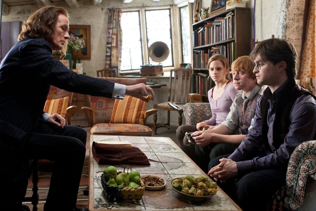 Der Zaubereiminister Rufus Scrimgeour (Bill Nighy, l.) eröffnet Hermine (Emma Watson, 2.v.l.), Ron (Rupert Grint, 2.v.r.) und Harry (Daniel Radcliff... - Bildquelle: 2010 Warner Bros.