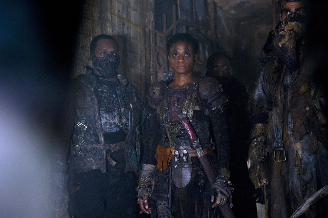 Obwohl Clarke ihnen ihre Art der Rache genommen hat, lassen sich Indra (Adina Porter, M.) und Lexa auf einen Deal ein - oder doch nicht? - Bildquelle: 2014 Warner Brothers