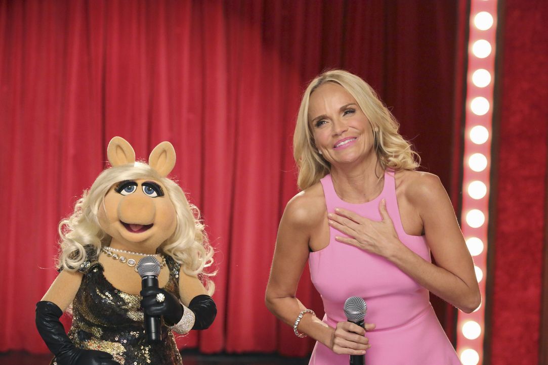 Während Kermit ein Geschenk für seine Freundin sucht, tritt Musicaldarstellerin Kristin Chenoweth (r.) bei Miss Piggy (l.) in der Show auf ... - Bildquelle: Carol Kaelson ABC Studios