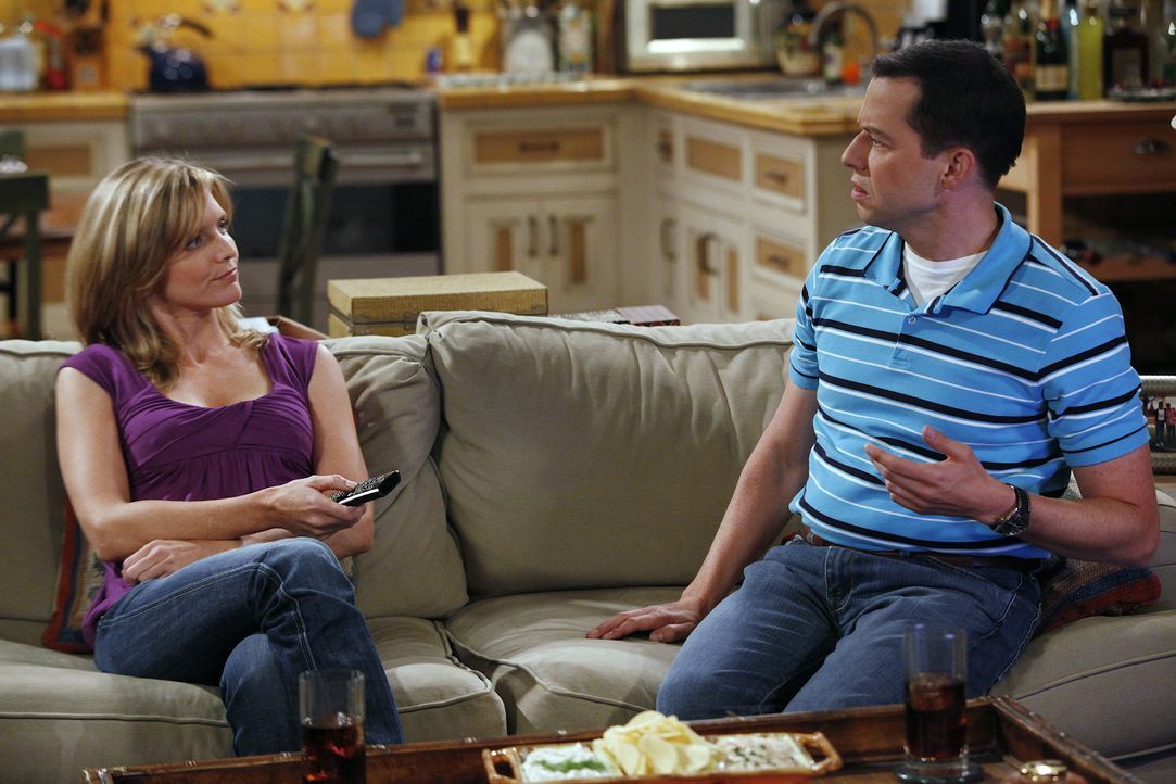 Nachdem Alan (Jon Cryer, r.) das Haus seiner Freundin Lyndsey (Courtney Thorne-Smith, l.) abgefackelt hat, kehren sie gemeinsam zu Charlie zurück,... - Bildquelle: Warner Bros. Television