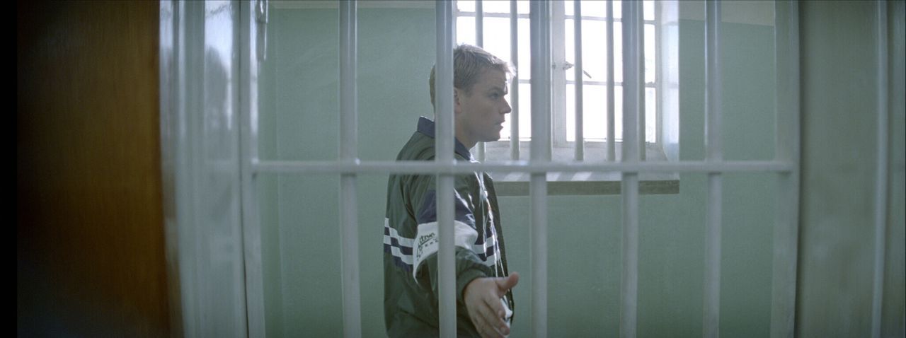 Als Mannschaftskapitän Francois (Matt Damon) die kleine Gefängniszelle sieht, in der Mandela 20 Jahre verbrachte, erkennt er, dass man alles erreich... - Bildquelle: Warner Bros.
