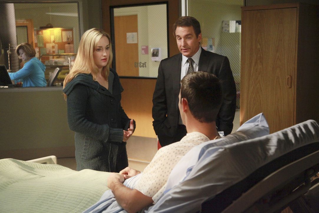 Sheldon (Brian Benben, M.) kümmert sich um das Ehepaar Kelly (Ashley Johnson, l.) und Rick (David Loren, r.), die Probleme miteinander haben, seit... - Bildquelle: ABC Studios
