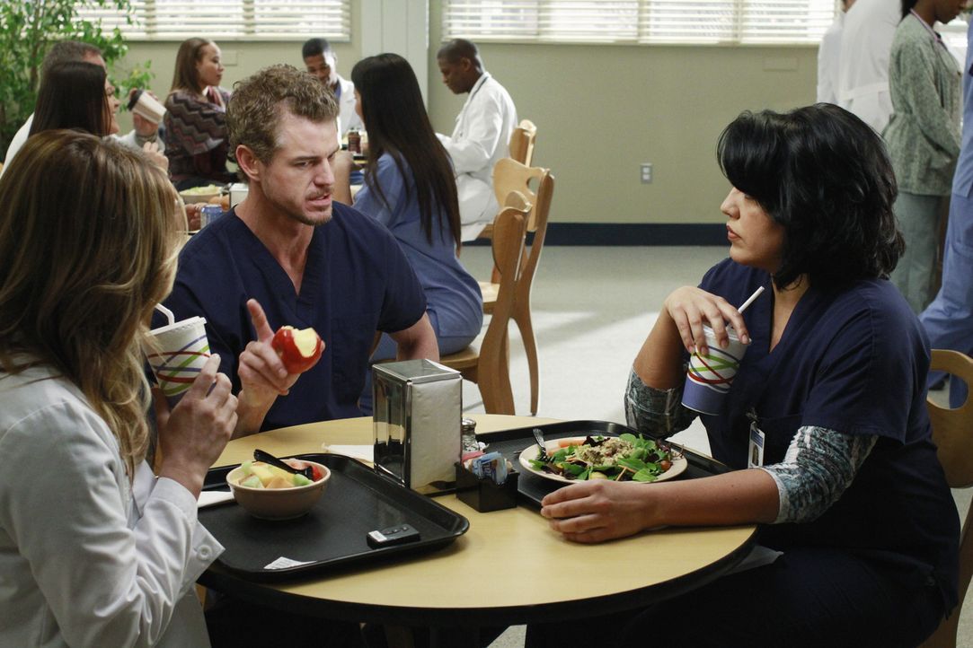Während Mark (Eric Dane, M.) Arizona (Jessica Capshaw, l.) und Callie (Sara Ramirez, r.) klar macht, dass er seine künftige Vaterrolle sehr ernst... - Bildquelle: ABC Studios