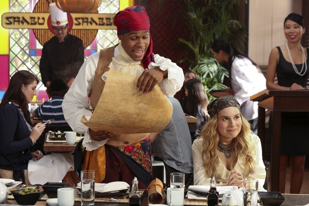 Gemeinsam mit Tessa nehmen Malik (Maestro Harrell, l.) und Lisa (Allie Grant, r.) die Einladung von Evan an ... - Bildquelle: Warner Bros. Television