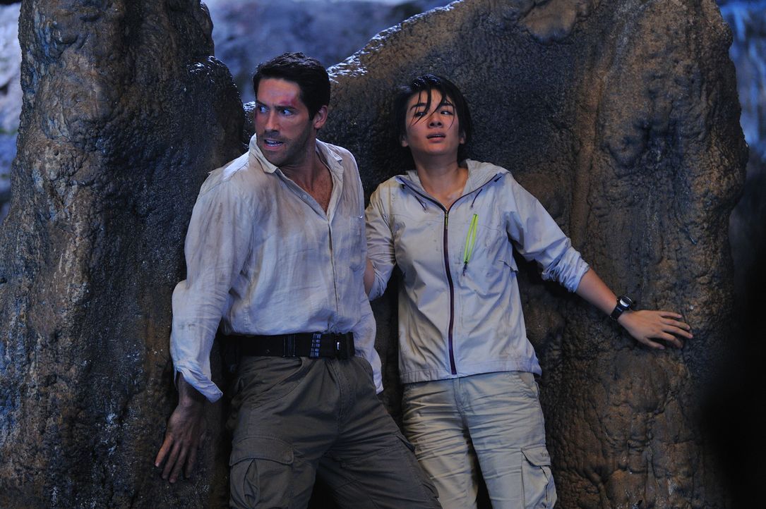 Die Zoologen Travis Preston (Scott Adkins, l.) und Dr. Lan Zeng (Yi Huang, r.) sollen einen Drachen einfangen, obwohl noch nicht klar ist, ob dieser...