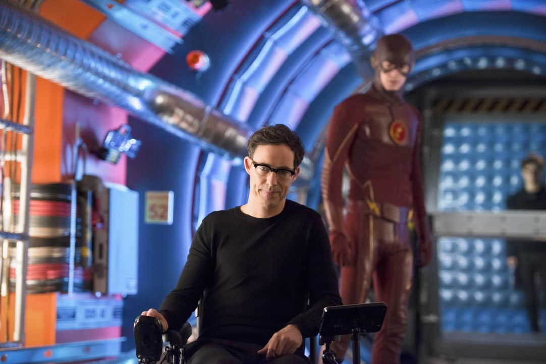 Barry alias The Flash (Grant Gustin, r.) reist in die Vergangenheit, um von seinem alten Feind, aber Mentor Dr. Wells (Tom Cavanagh, l.) zu lernen,... - Bildquelle: Warner Bros. Entertainment, Inc.