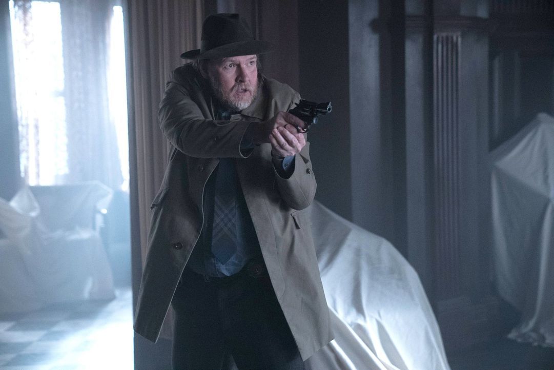 Als Bullock (Donal Logue) mit seinem Partner Gordon einen blutigen Tatort vorfindet, ist er mehr als schockiert und setzt alles daran, Gotham zu ret... - Bildquelle: Warner Brothers