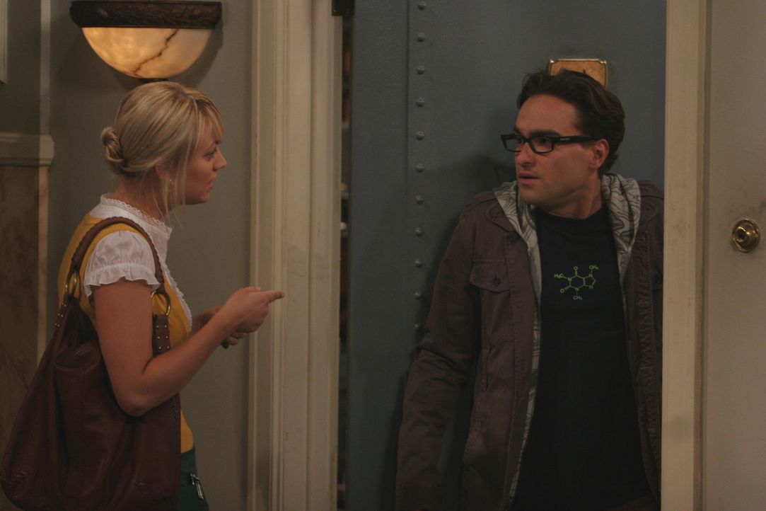 Penny (Kaley Cuoco, l.) bittet Leonard (Johnny Galecki, r.) und Sheldon um Hilfe. Doch leider geht der Plan nach hinten los und ihre Freundschaft st... - Bildquelle: Warner Bros. Television