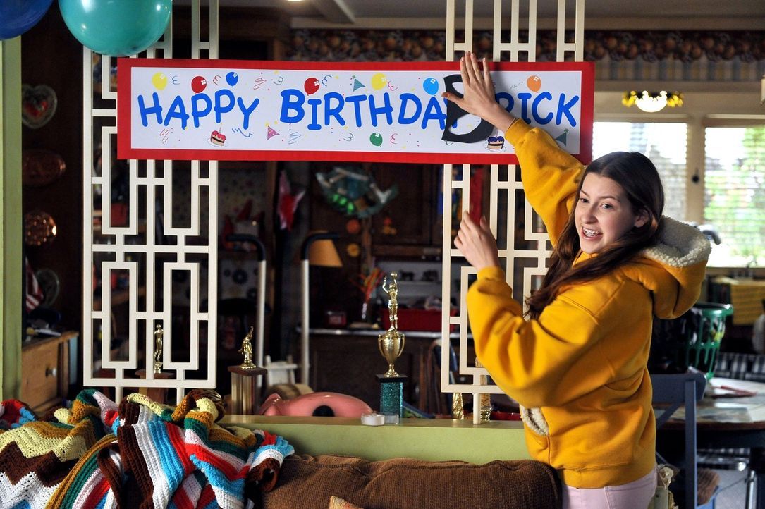 Als Brick spontan seine ganze Schulklasse zu seinem Geburtstag einlädt, sind Sue (Eden Sher) und der Rest der Familie gefragt, um kurzfristig noch e... - Bildquelle: Warner Brothers
