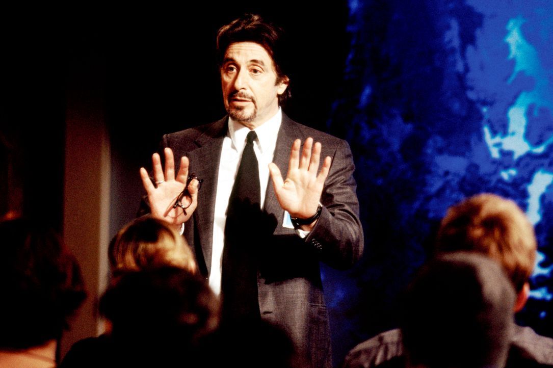 Geschickt agiert CIA-Agent Walter Burke (Al Pacino) als Puppenspieler und Drahtzieher, der seine Schäfchen dahin bringt, wo er sie haben möchte ... - Bildquelle: Kerry Hayes 2003 Spyglass Entertainment Group, LP. All Rights Reserved. / Kerry Hayes
