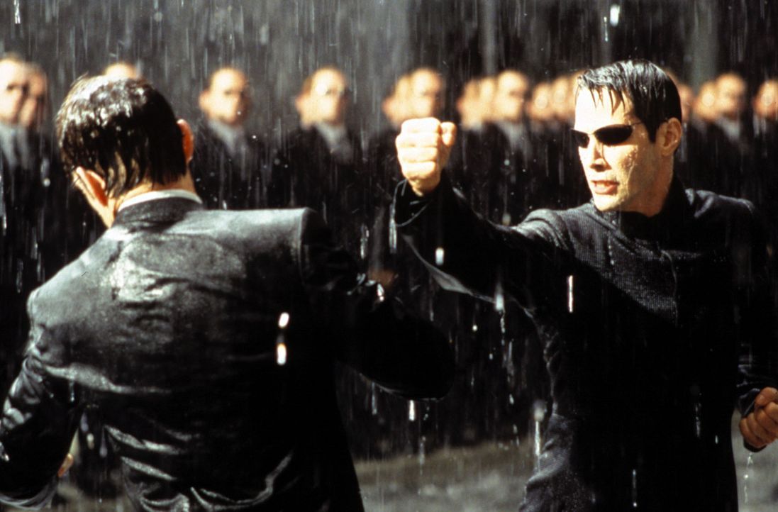 Zwischen Neo (Keanu Reeves, r.) und Agent Smith (Hugo Weaving, l.) entbrennt der Kampf der Kämpfe ? - Bildquelle: Warner Bros.