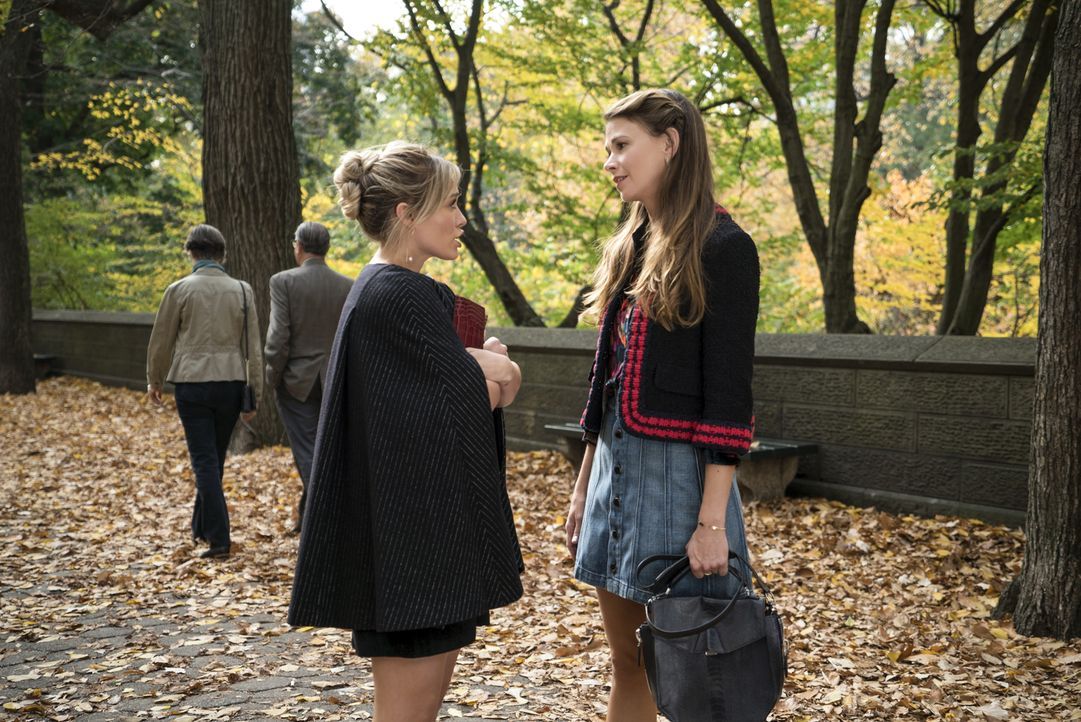 Kelsey (Hilary Duff, l.) und Liza (Sutton Foster, r.) versuchen eine Autorin von sich zu überzeugen, die sich auf die Analyse von Mitzwanzigern spez... - Bildquelle: Hudson Street Productions Inc 2016