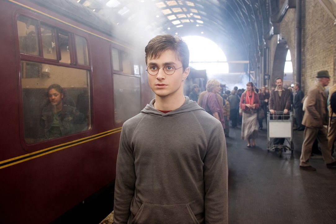 Harry Potter (Daniel Radcliffe) erlebt einen langen, einsamen Sommer, bevor er zu seinem fünften Ausbildungsjahr an die Hogwarts-Schule für Hexere... - Bildquelle: Warner Brothers International