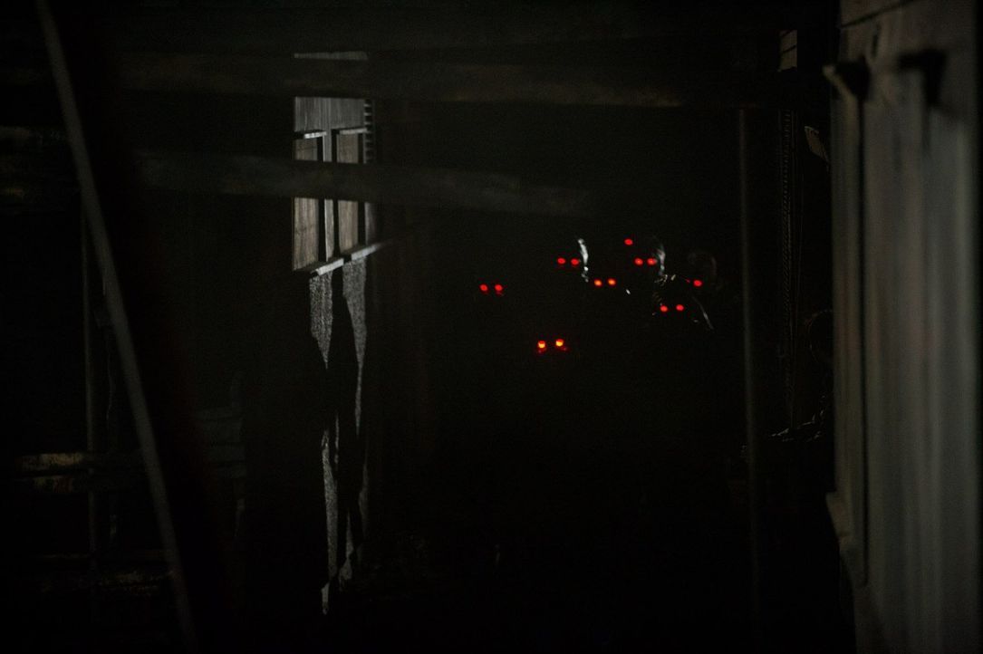 Sie kommen, sie suchen, und schließlich finden sie den Bunker: die Atmer, die den Tod im Gepäck mit sich führen ... - Bildquelle: 2015 Warner Bros.