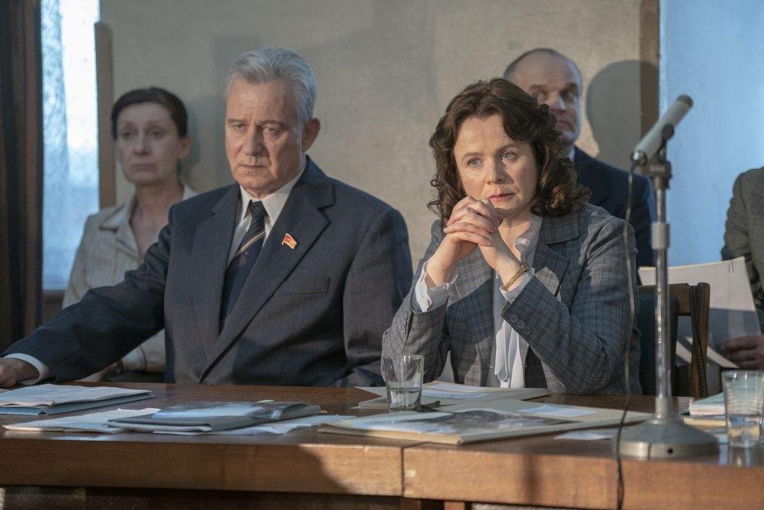 Boris Schtscherbina (Stellan Skarsgård, l.); Ulana Chomjuk (Emily Watson, r.) - Bildquelle: Liam Daniel Sky UK Ltd/HBO / Liam Daniel