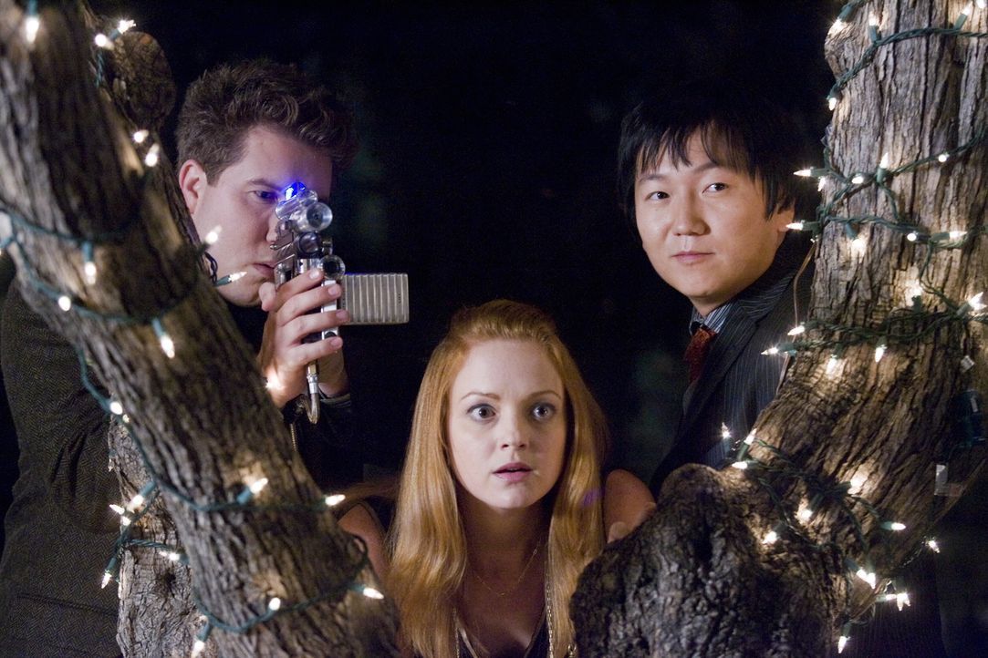 Erhalten (v.l.n.r.) Lloyd (Nate Torrence), Bruce (Masi Oka) und Nina (Jayma Mays) eine Chance, den Unsichtbaren zu überlisten? - Bildquelle: Warner Brothers