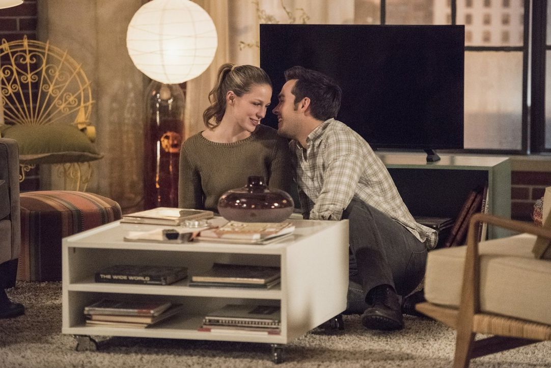 Wie wird das DEO auf die Turteltäubchen Kara (Melissa Benoist, l.) und Mon-El (Chris Wood, r.) reagieren? - Bildquelle: 2016 Warner Brothers