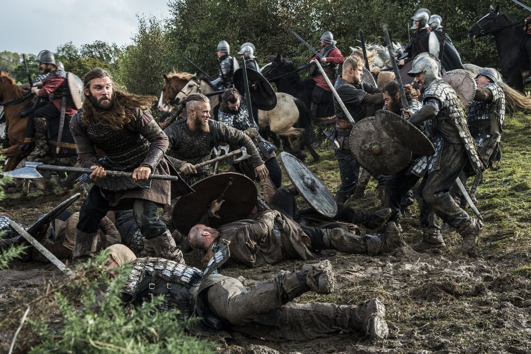 Eine große Schlacht zwischen den Wikingern und Engländern steht bevor: Rollo (Clive Standen, vorne l.), Ragnar (Travis Fimmel, vorne 2.v.l.) und Bjo... - Bildquelle: 2014 TM TELEVISION PRODUCTIONS LIMITED/T5 VIKINGS PRODUCTIONS INC. ALL RIGHTS RESERVED.