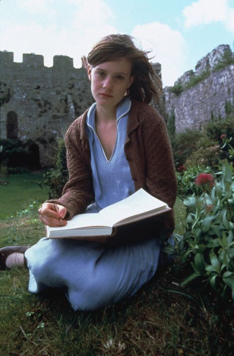 Die junge Cassandra Mortmain (Romola Garai) liebt das Leben in dem Schloss, abgeschlossen von der Außenwelt ... - Bildquelle: 2012 Sony Pictures Television Inc. All Rights Reserved.