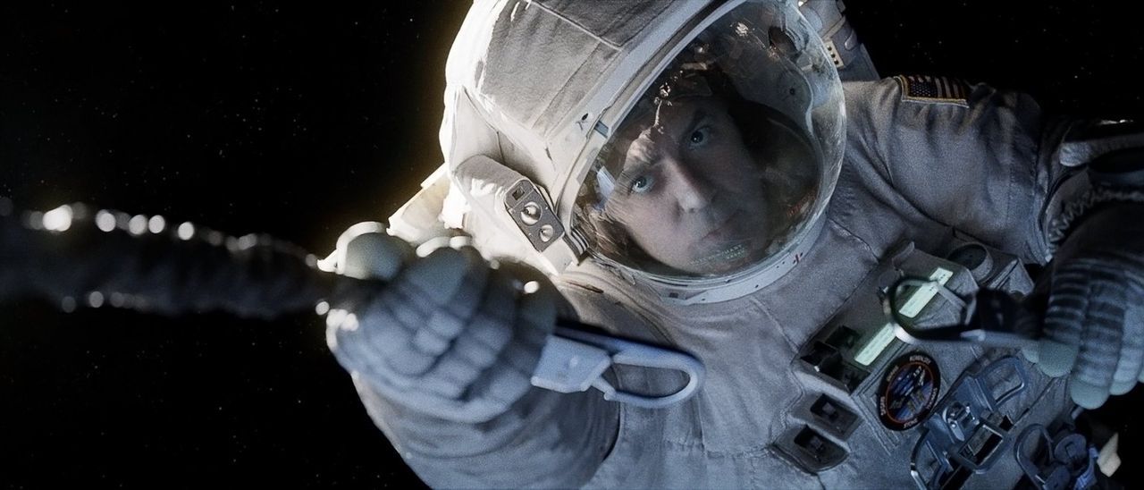 Als ihr Shuttle zerstört wird, versucht der erfahrene Astronaut Matt (George Clooney) alles, um seiner Kollegin, die sich auf ihrer ersten Mission i... - Bildquelle: Warner Brothers