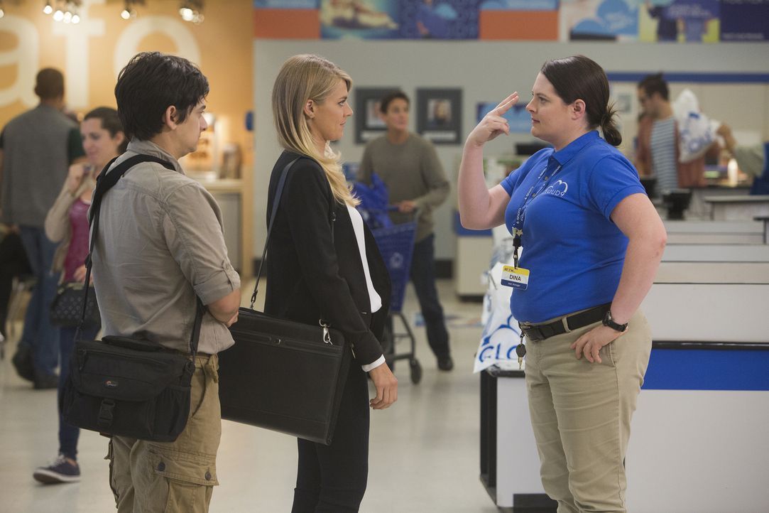 Dina (Lauren Ash, r.) macht den Reportern (Josh Fadem, l. u. Eliza Coupe, M.) gleich zu Beginn klar, wer hier die Augen auf wen hat ... - Bildquelle: 2015 Universal Television LLC. ALL RIGHTS RESERVED. / Adam Rose