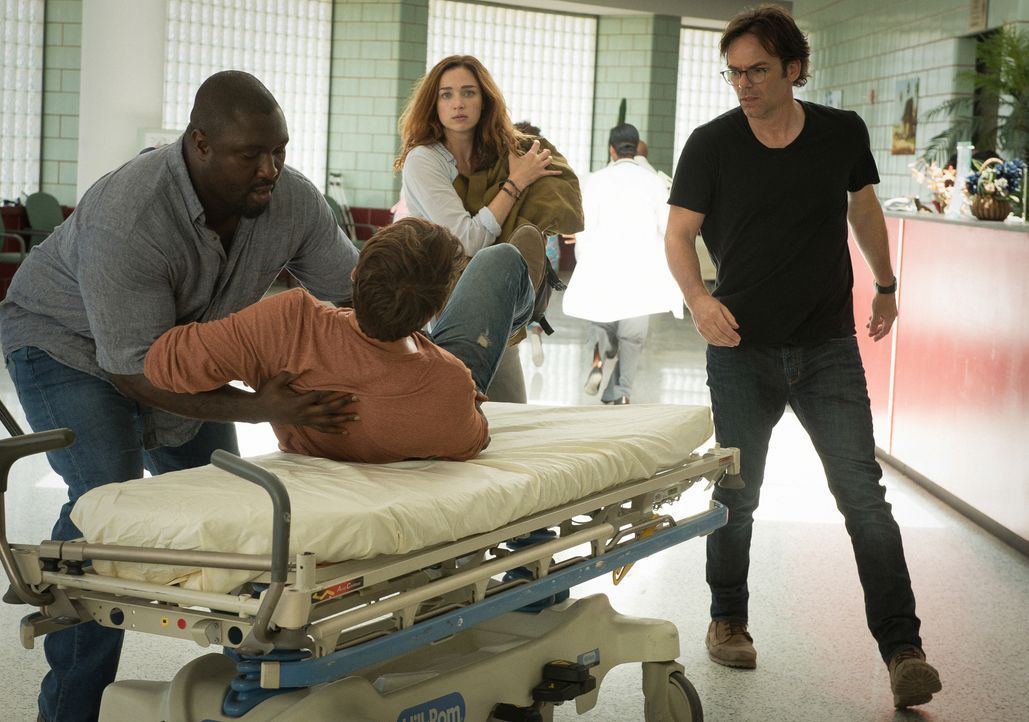 Wird Jackson (James Wolk, liegend) die OP überleben? Abraham (Nonso Anozie, l.) ist besorgt um seinen Freund, doch er, Jamie (Kristen Connolly, hint... - Bildquelle: Cook Allender 2015 CBS Broadcasting Inc. All Rights Reserved.