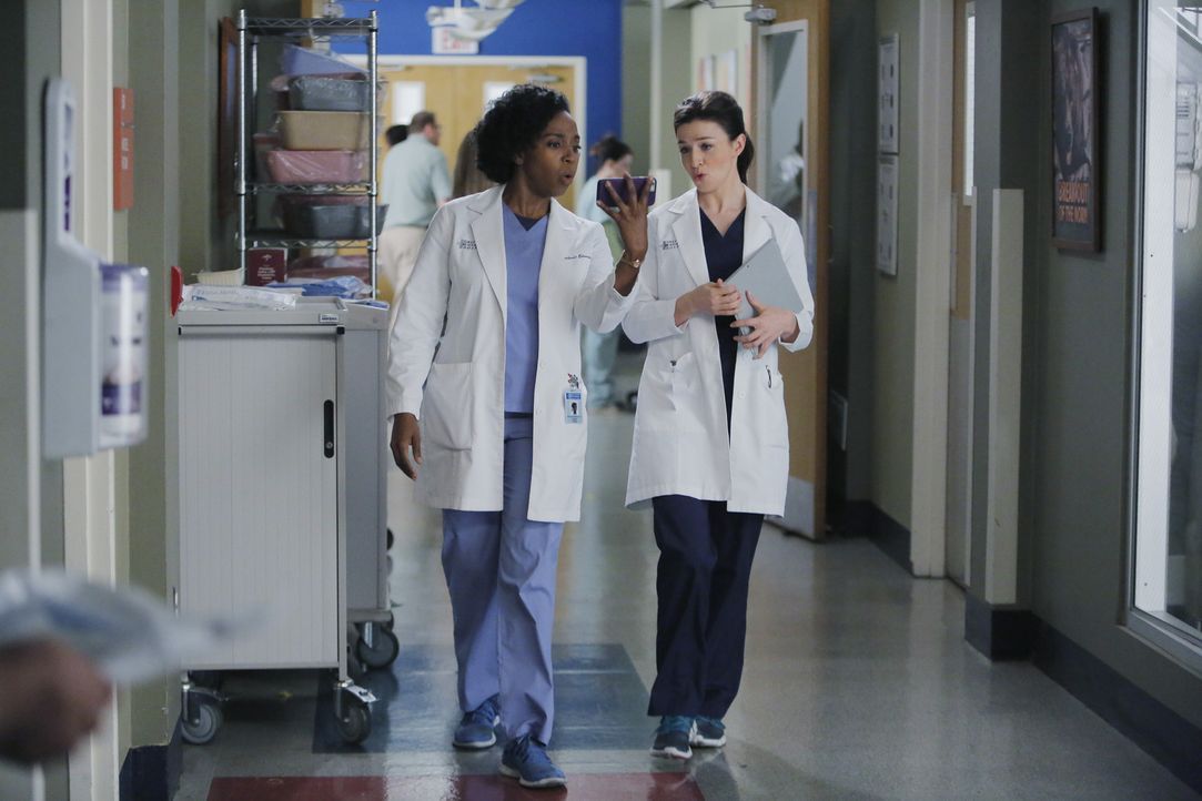Die Ärzte um Stephanie (Jerrika Hinton, l.) und Amelia (Caterina Scorsone, r.) befassen sich mit einem Patienten, der überall für Gesprächsstoff sor... - Bildquelle: Tony Rivetti ABC Studios