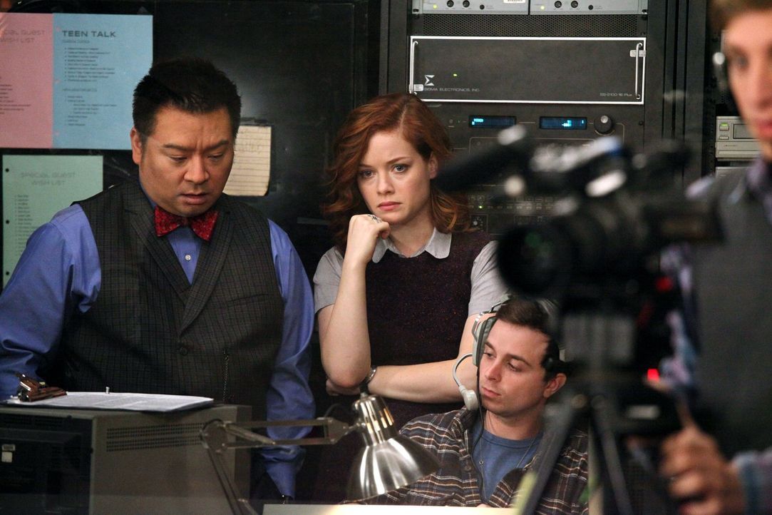 Tessa (Jane Levy, 2.v.l.) übernimmt den Job als Produzentin des Schulsenders. Als sie eher unfreiwillig Ryan engagiert, um live über seinen Körper z... - Bildquelle: Warner Brothers
