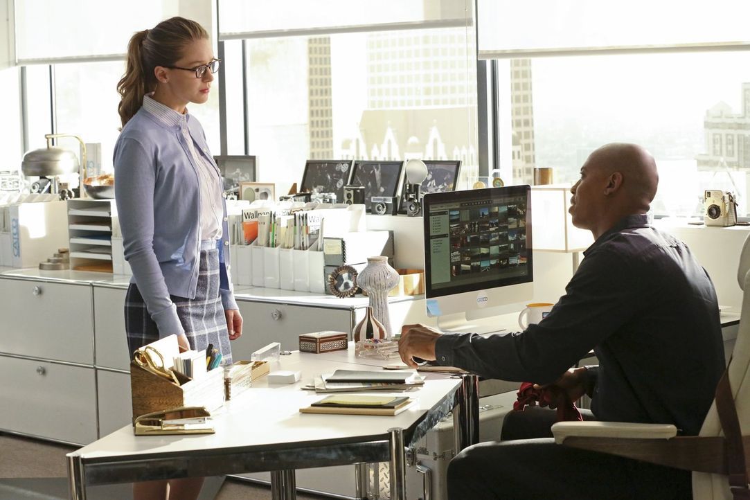 Kara (Melissa Benoist, l.) erfährt von James (Mehcad Brooks, r.), dass Lucy Lane gekündigt hat. Ist es möglicherweise ihre Schuld? - Bildquelle: 2015 Warner Bros. Entertainment, Inc.