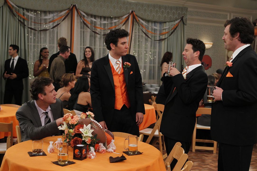 Als Barney kurz davor ist, kalte Füße bei seiner Hochzeit zu bekommen, schwelgen er und Ted in Erinnerungen und denken an die schlimmste Hochzeit,... - Bildquelle: 20th Century Fox International Television