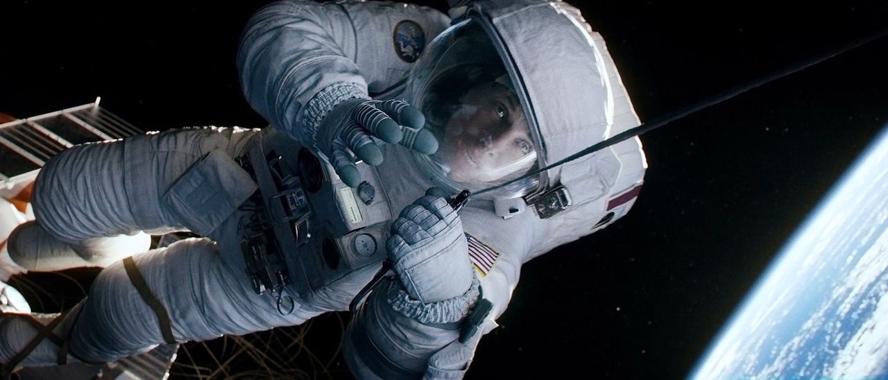 Kollisionsalarm im All: Weltraumschrott zerstört das Space Shuttle, in dem Dr. Ryan Stone (Sandra Bullock) und ihre Kollegen gearbeitet und gelebt h... - Bildquelle: Warner Brothers