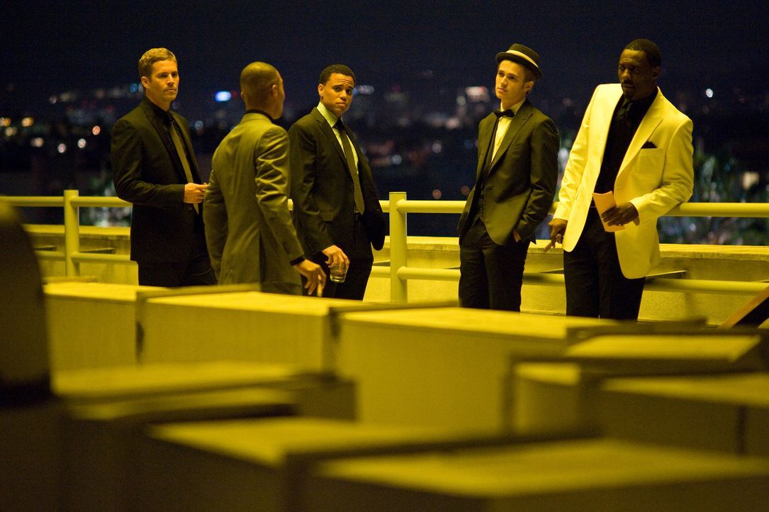John (Paul Walker, l.), Jake (Michael Ealy, M.), A.J. (Hayden Christensen, 2.v.r.) und Gordon (Idris Elba, r.) sind überrascht, als Ghost (T.I., 2.... - Bildquelle: 2010 Screen Gems, Inc. All Rights Reserved.