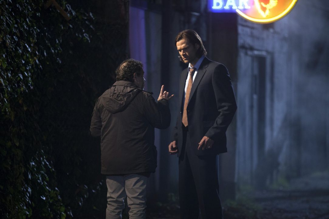 Metatron (Curtis Armstrong, l.) macht Ezekiel/Gadreel (Jared Padalecki, r.) ein verlockendes Angebot ... - Bildquelle: 2013 Warner Brothers