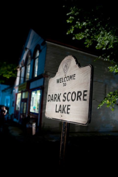 Das Haus am Dark Score Lake hegt ein grauenvolles Geheimnis ... - Bildquelle: 2011 Sony Pictures Television Inc. All Rights Reserved.