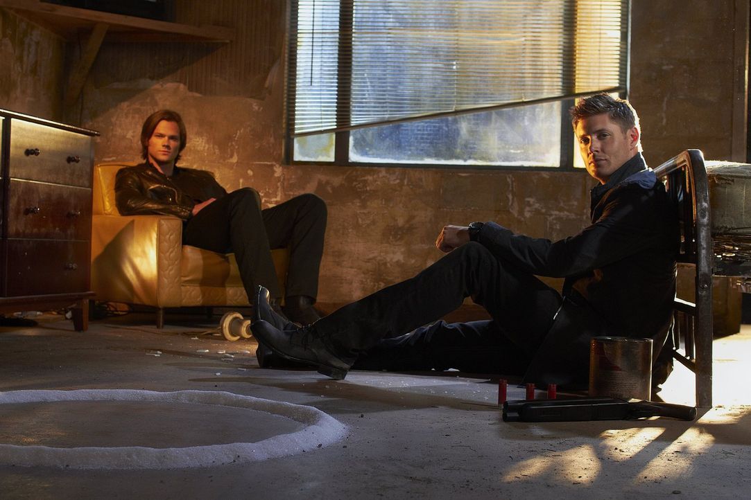 (7. Staffel) - Die beiden Brüder Sam (Jared Padalecki, l.) und Dean Winchester (Jensen Ackles, r.) machen sich auf den Weg, Geister und Monster aufs... - Bildquelle: Warner Bros. Television