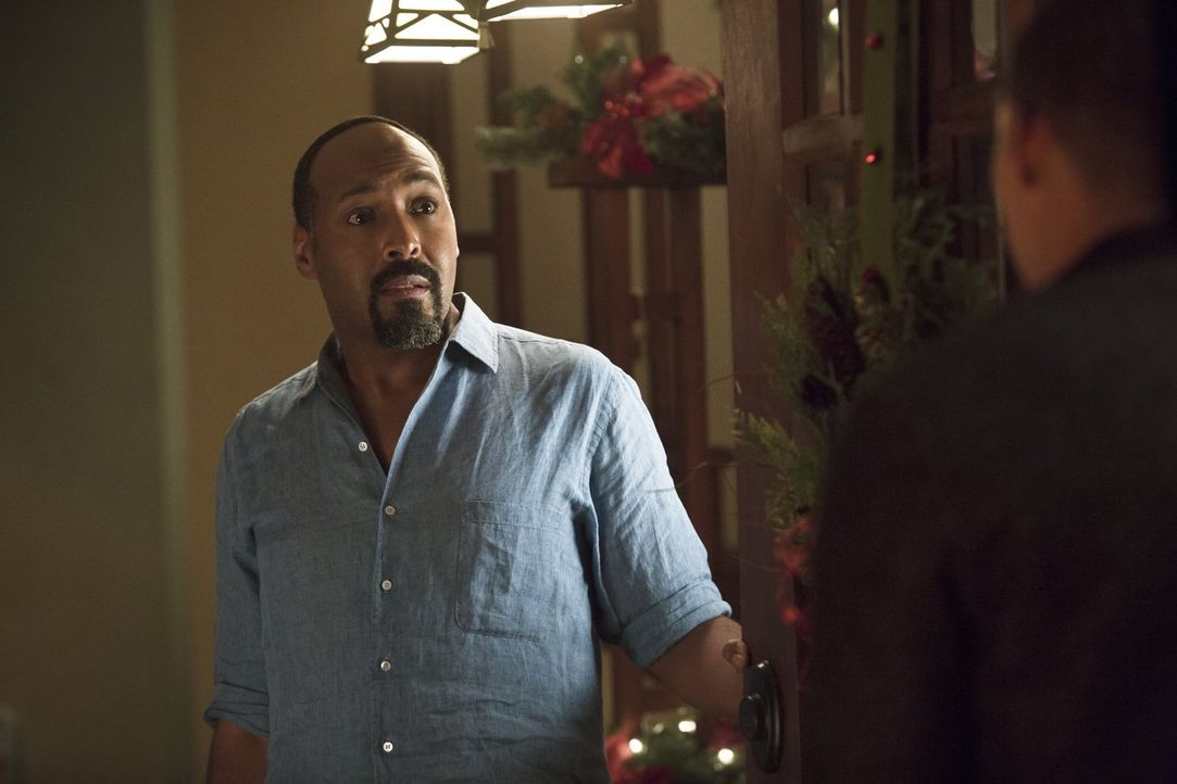 Für Joe (Jesse L. Martin) könnte dieses Weihnachten ein ganz besonders werden ... - Bildquelle: 2015 Warner Brothers.